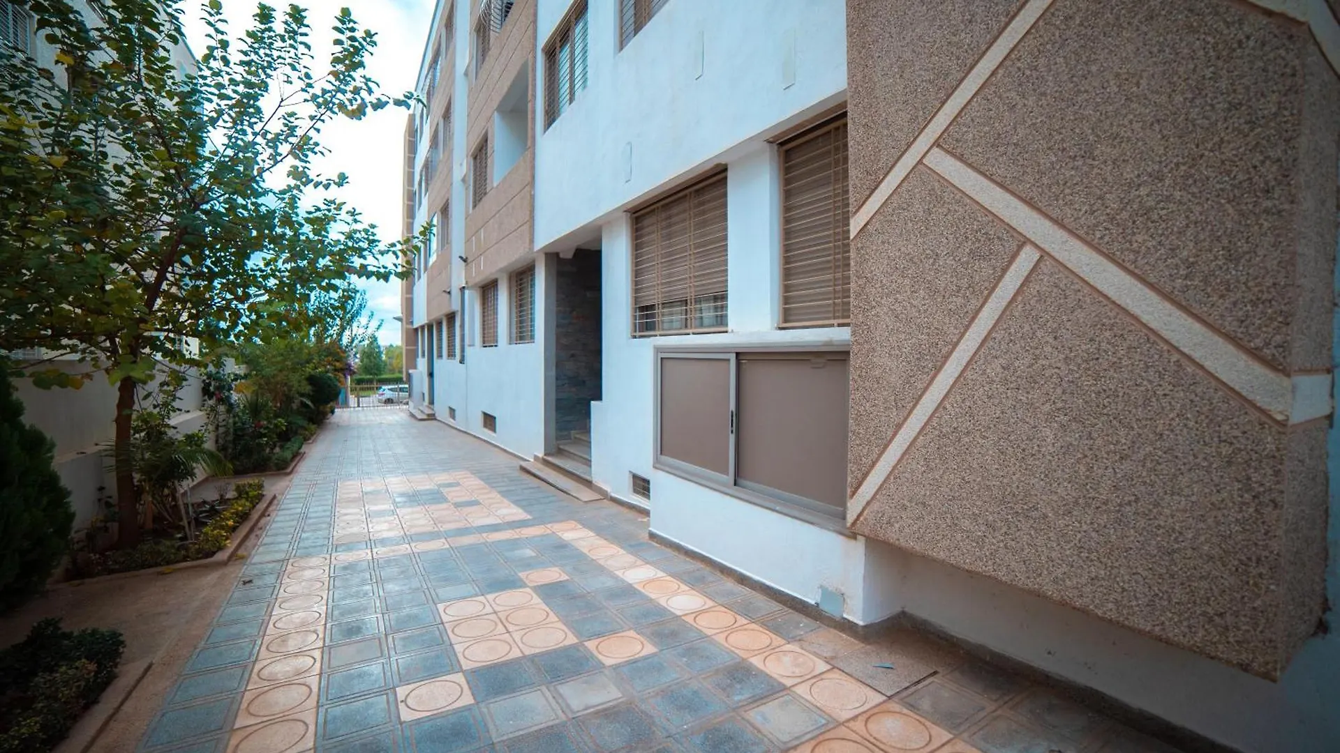 Appartement Familial Climatise, Spacieux Et Raffine Avec Vue Sur Jardin - Proche De L'Aeroport, Marjane Et De La Foret